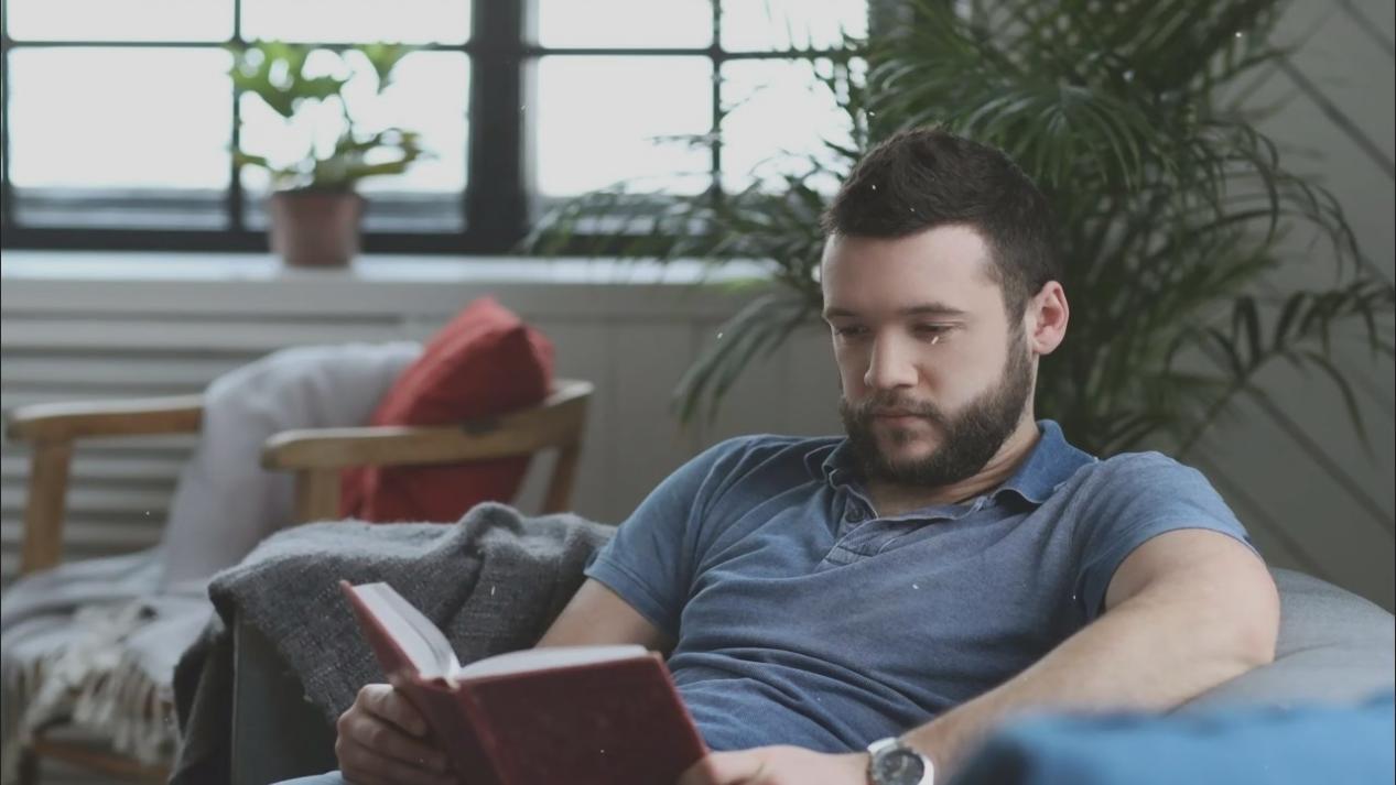 Menschen diskutieren gemeinsam über Investmentstrategien in einer produktiven Lernumgebung