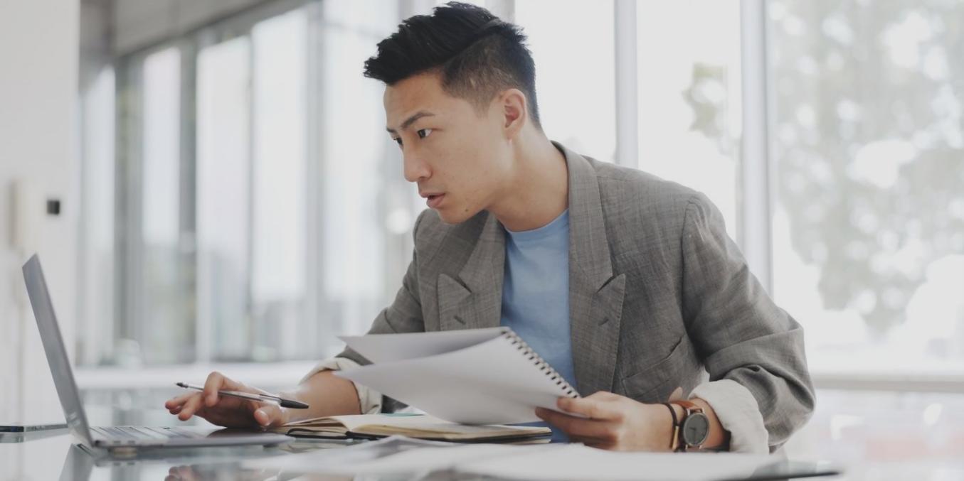 Teilnehmer arbeiten zusammen an Finanzanalysen und teilen ihr Wissen