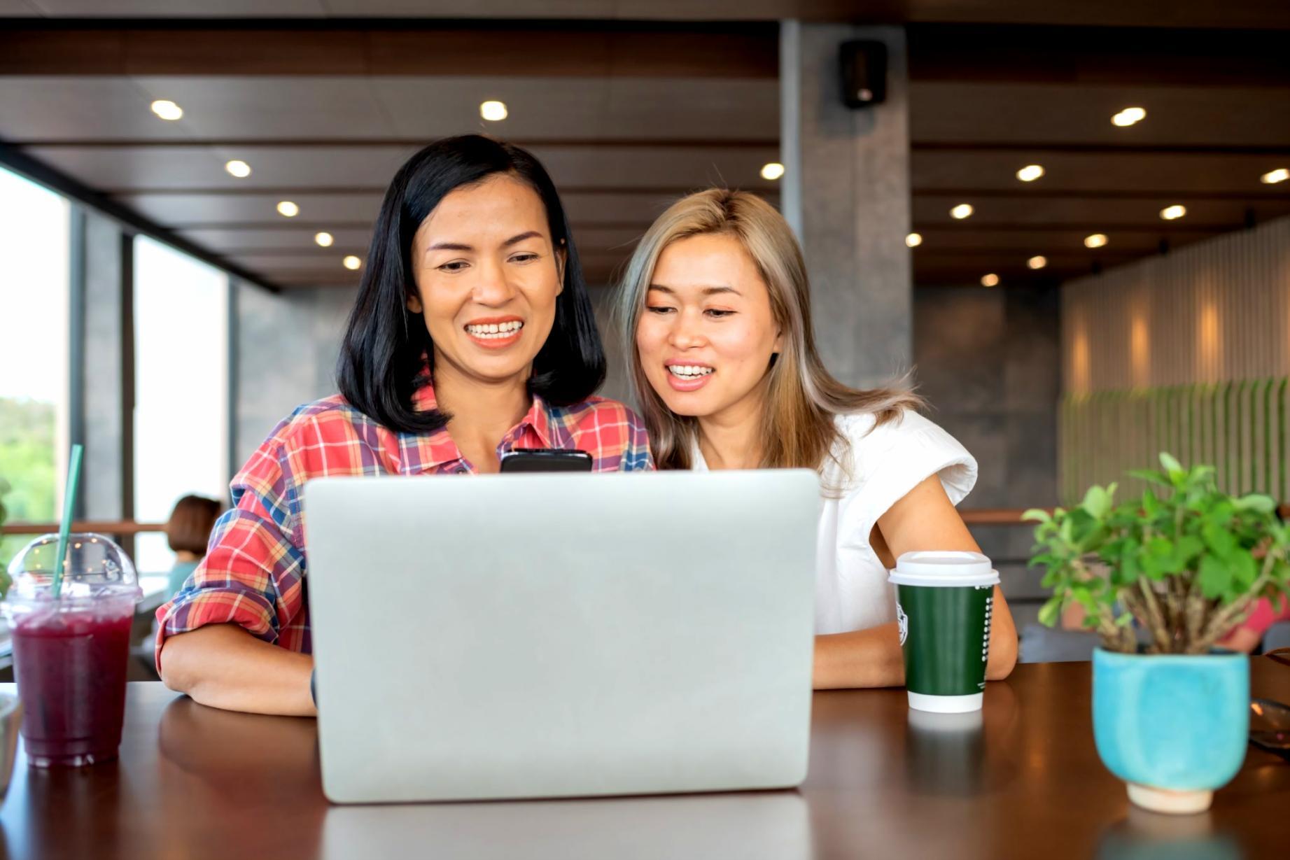 Networking-Session bei einer Finanzveranstaltung mit Kaffee und Gesprächen