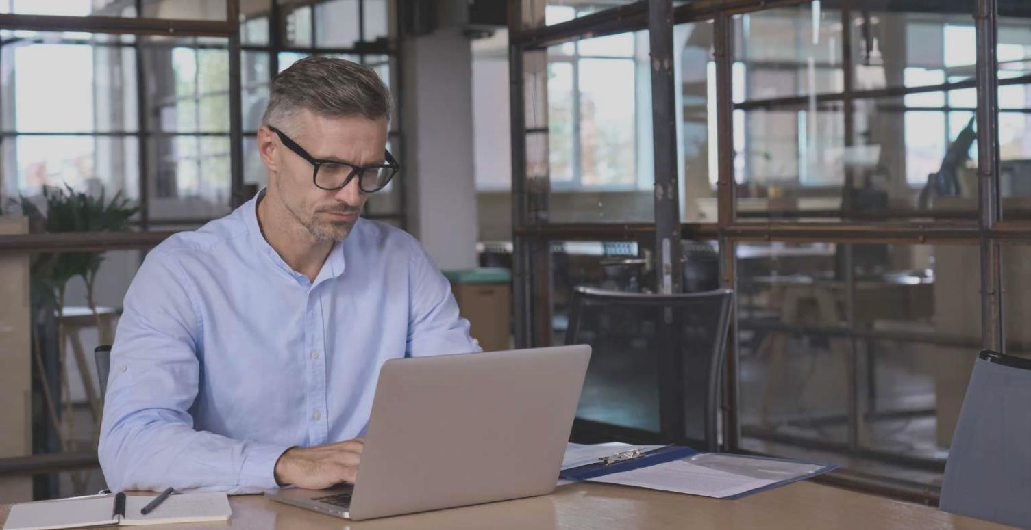 Teilnehmende beim gemeinsamen Analysieren von Investmentstrategien in einer praxisorientierten Lernumgebung